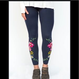 NAVY Embroidered Leggings